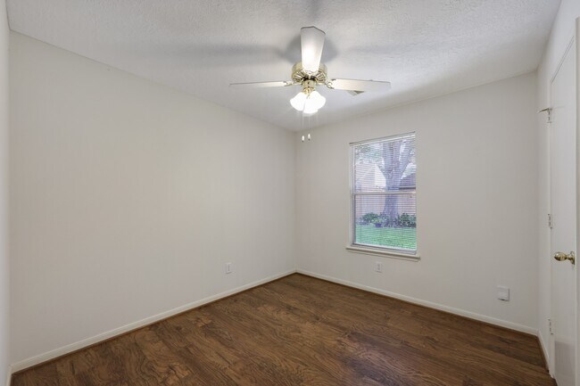 Building Photo - 8910 Driftstone Dr
