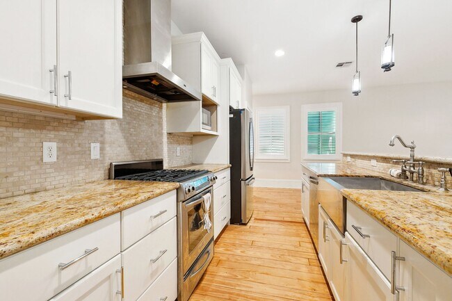 Building Photo - Beautiful 3 Bedroom Home Steps from Yulman...