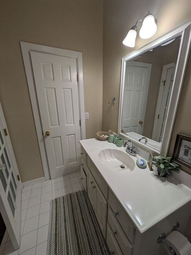 Building Photo - Cute Upstairs Down Town Apartment!