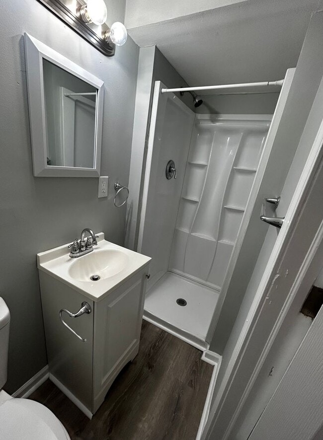 Building Photo - CUTE 1 BEDROOM HOUSE WITH PRIVATE FENCED BACKYARD QUIET STREET