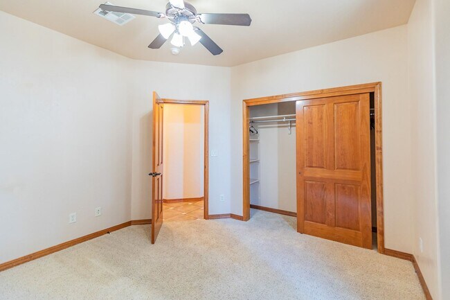 Building Photo - Beautiful Spacious 4 bedroom 2 bath House!