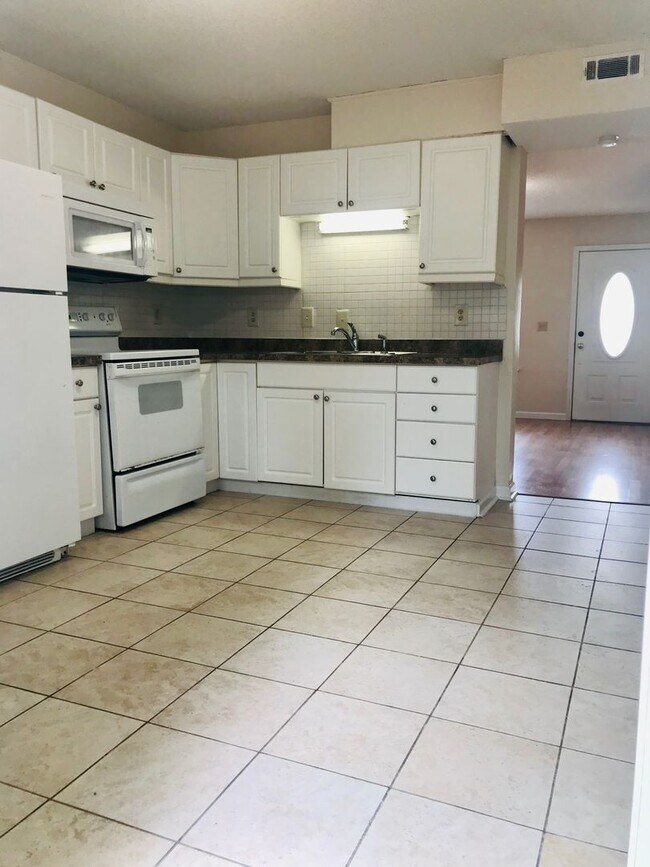 Building Photo - AVAILABLE NOW!! Great 2 Bedroom Townhome! Close CCU, CMC, Shopping, Restaurants & More!