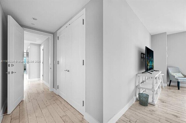 Building Photo - 1435 Brickell Ave