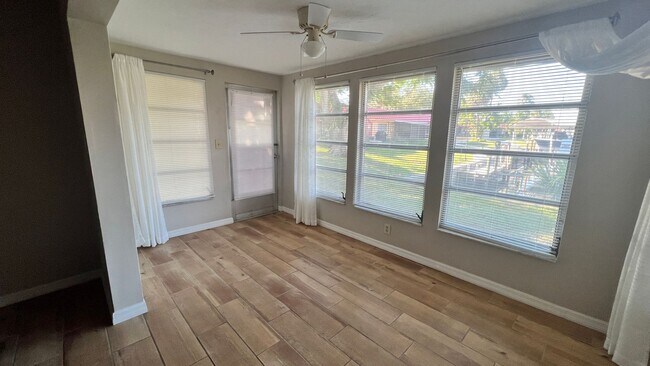 Building Photo - Waterfront, 2 bed 2 bath with boat dock an...