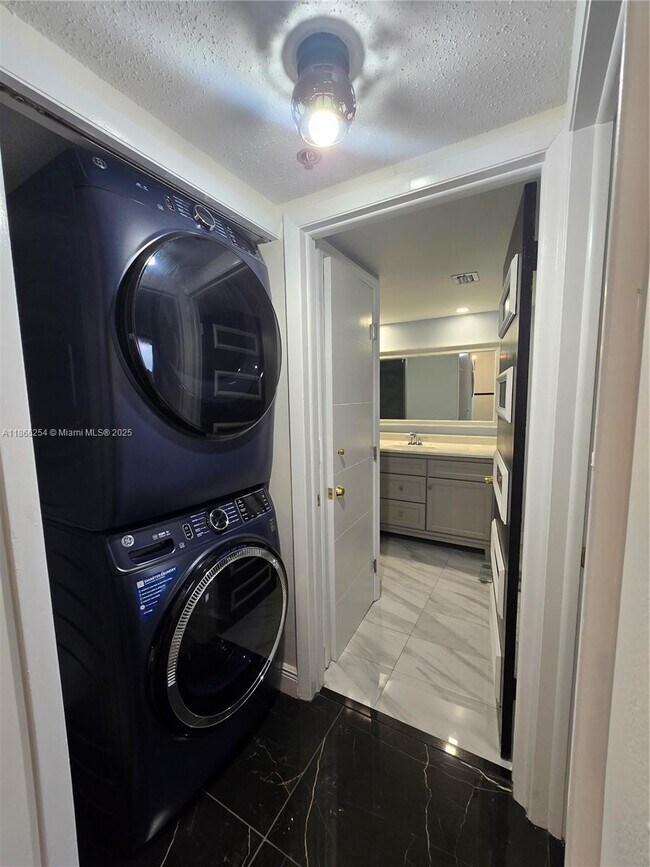 Building Photo - 7400 Radice Ct