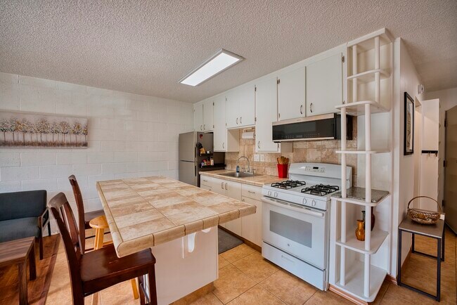 Building Photo - 355 Kalanianaole St