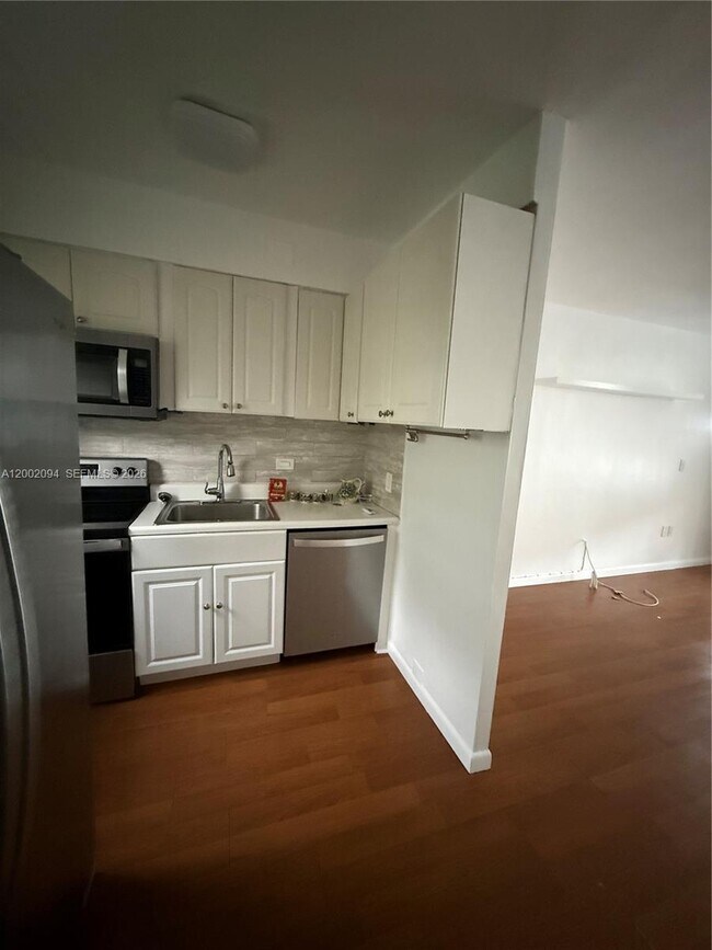 Building Photo - 10281 E Bay Harbor Dr