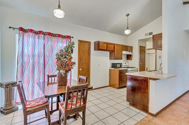 Building Photo - 4886 Maureen Cir
