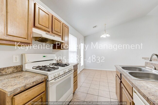 Building Photo - Cute 3BD/2BTH Duplex in Central East Norman!