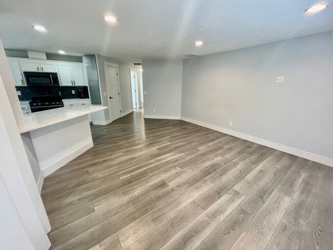 Building Photo - Light and Bright 3bd/2bath Hillsboro Home ...