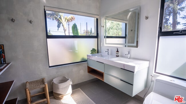 Building Photo - 2811 Waverly Dr