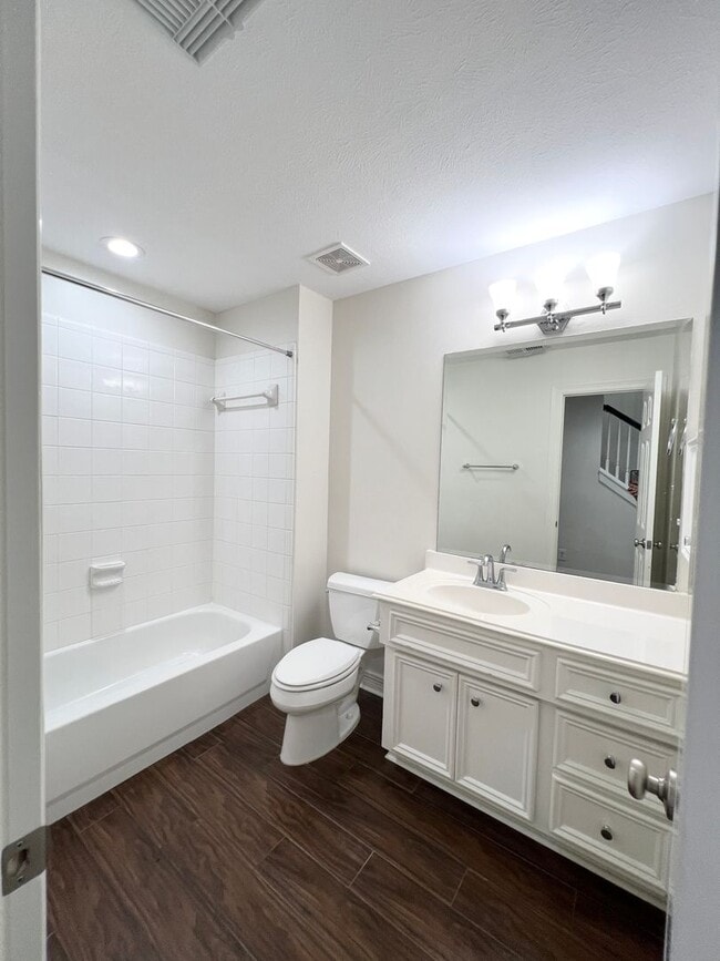 Building Photo - Stunning 4/3/2 Townhome in the Museum District !!!