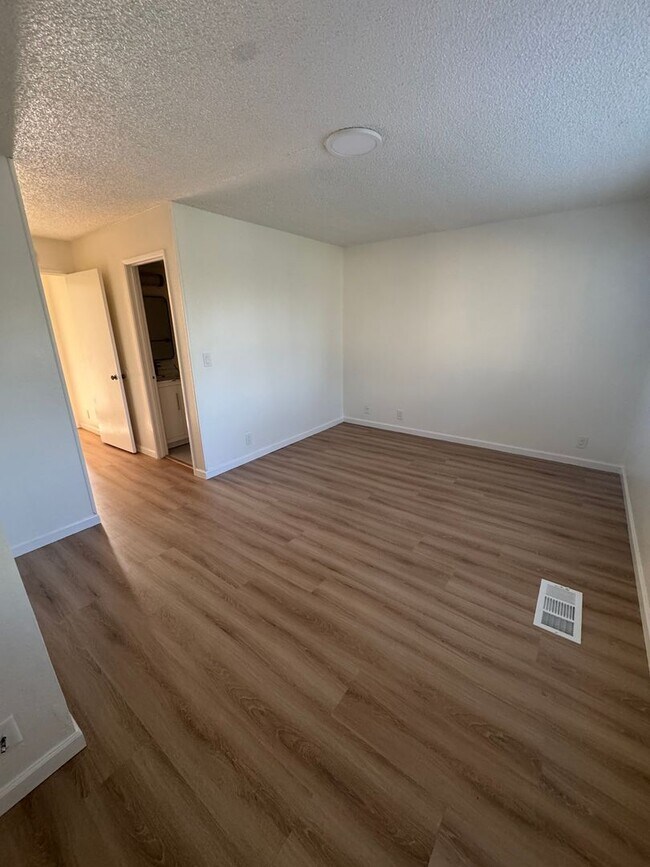 Building Photo - Beautifully Updated 2BD/2BA Condo | In-Unit Laundry, Garage & Greenbelt Views