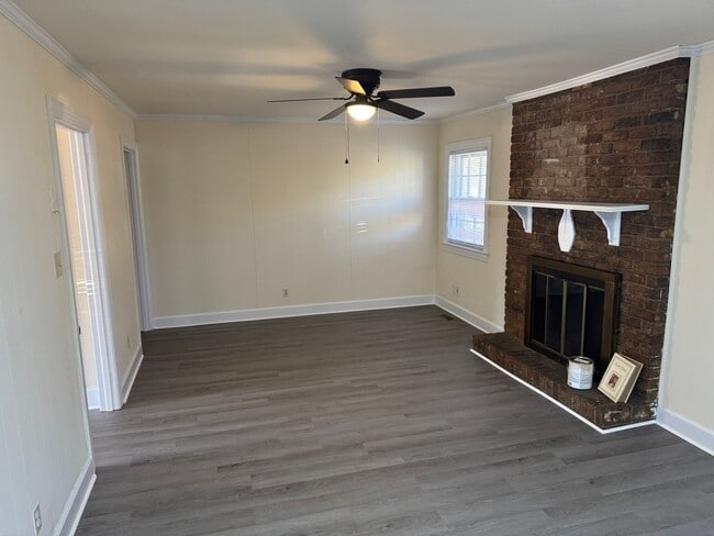 Building Photo - 3 Bedroom Brick House