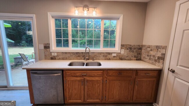 Building Photo - 135 Riverside Ct