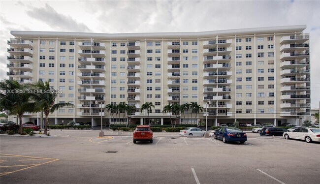Building Photo - 401 Golden Isles Dr