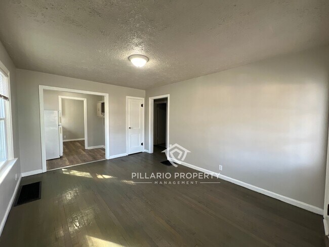 Building Photo - Renovated 2 Bed / 1 Bath !