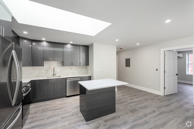 Interior Photo - 61 Bank St