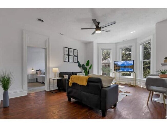 Building Photo - The Artist's Apt. | 2BR | Short North | +Parking