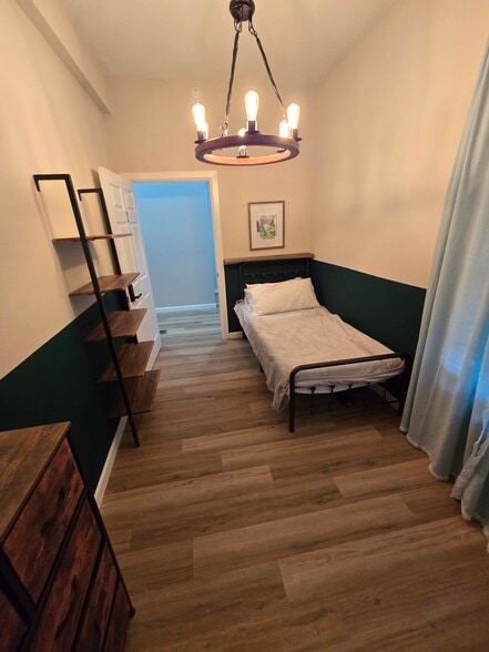 Building Photo - 1217 E Lamar St