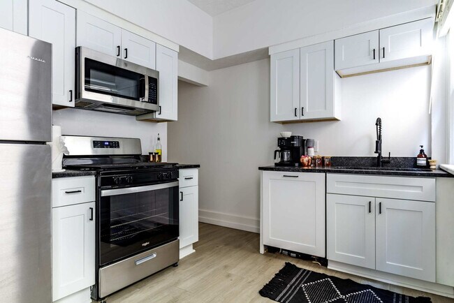 Building Photo - 313 W 4th Ave