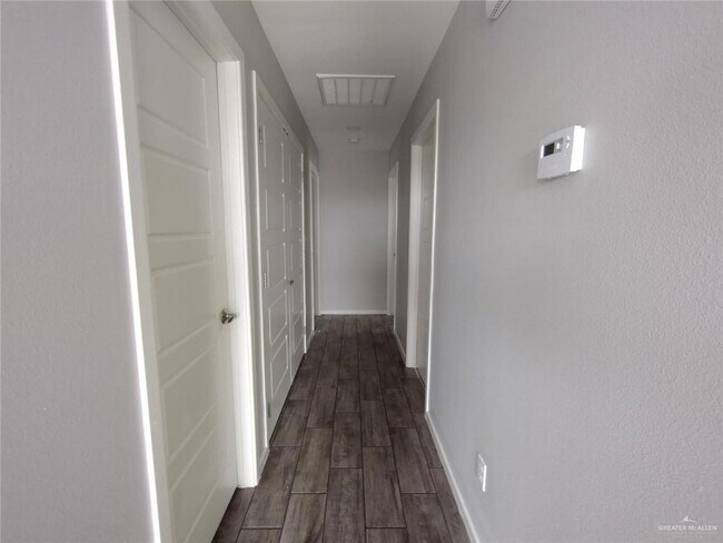 Building Photo - 2012 Summerland Ln