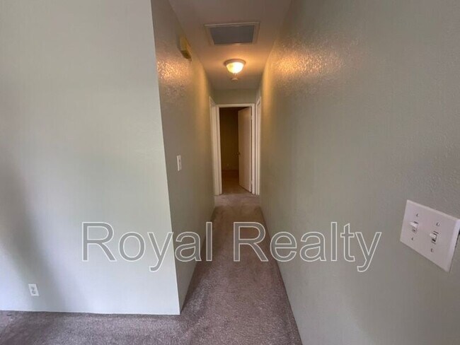 Building Photo - 625 Mananai Pl