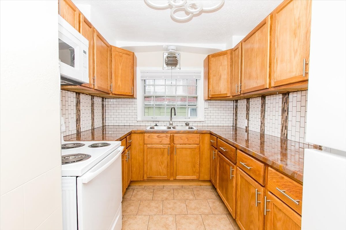 Updated kitchen with new stove - 148 Niagara Ave