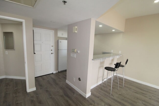 Building Photo - Remodeled Condo in Central Oxnard Gated Community!