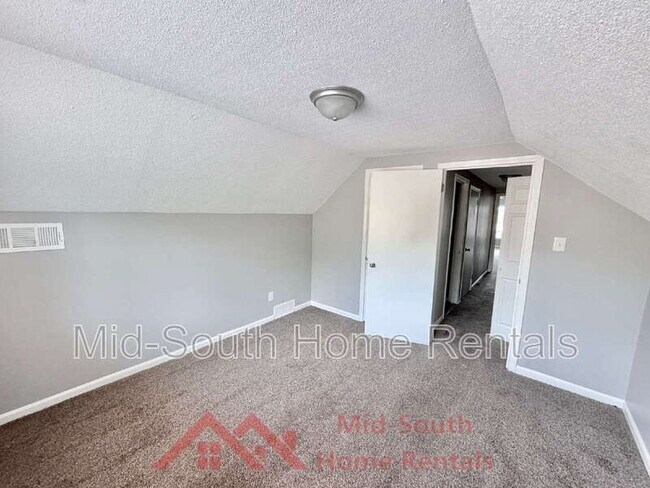 Building Photo - 1733 Gowan Dr