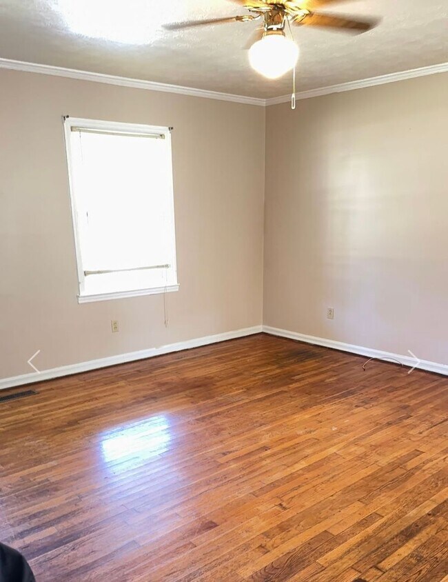 Building Photo - 3 Bed 1.5 Bath Brick Home For Rent