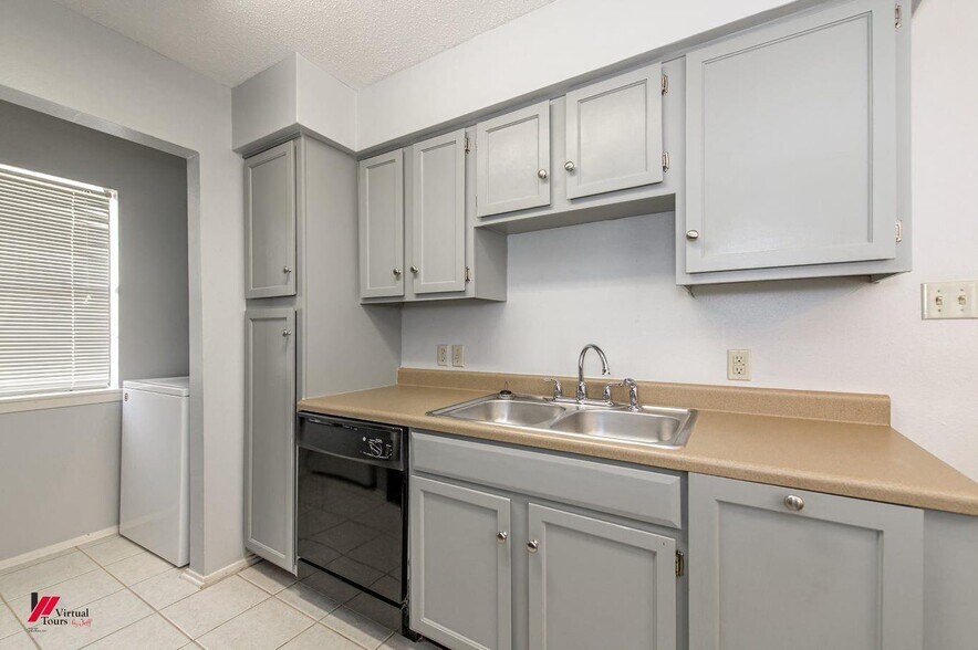 Building Photo - 3636 Greenacres Place Dr