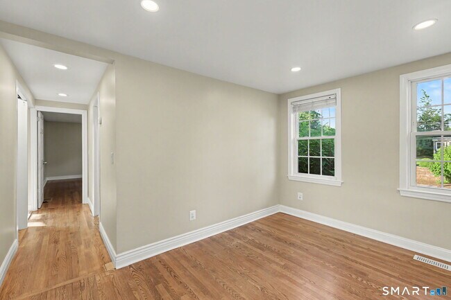 Building Photo - 142 N Taylor Ave