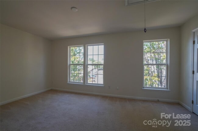 Building Photo - 15658 King Louis Ct