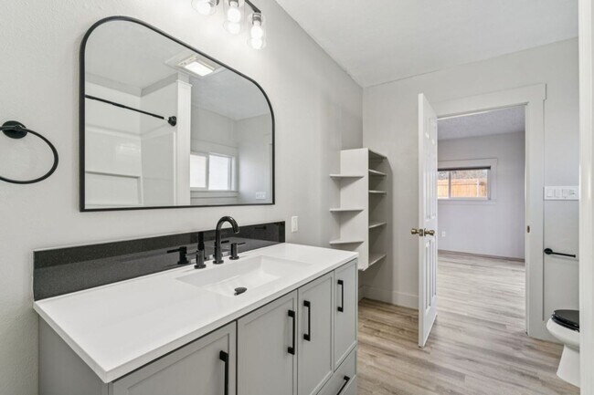 Building Photo - Home for rent with large backyard! 2306 Plum St