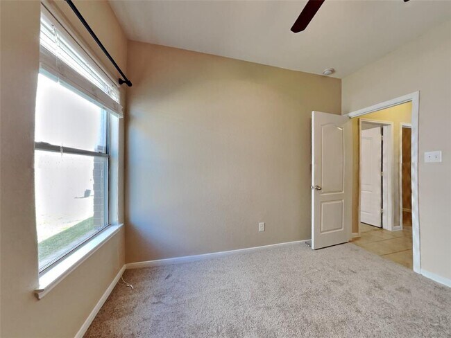 Building Photo - 25942 Ravenside Dr