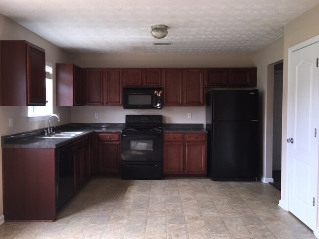 Building Photo - Ola schools 4 bedrooms 2.5 baths on large level lot