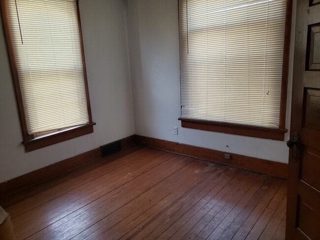 Building Photo - 2 Bedroom 1 bath house located near downto...