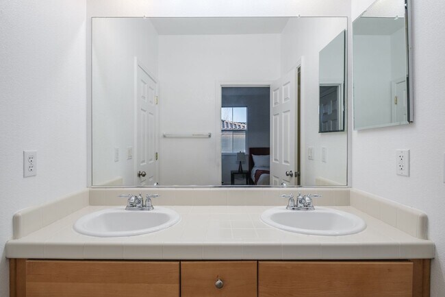 Building Photo - 4 Bedroom Fully Furnished Mid-term Rental