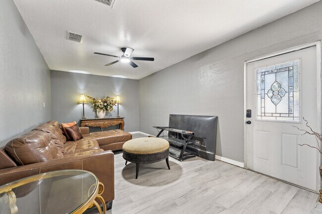 Building Photo - 465 Rio Grande Ln