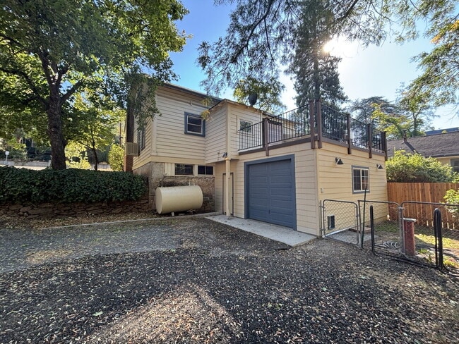 Building Photo - Recently remodeled vintage home in the hea...