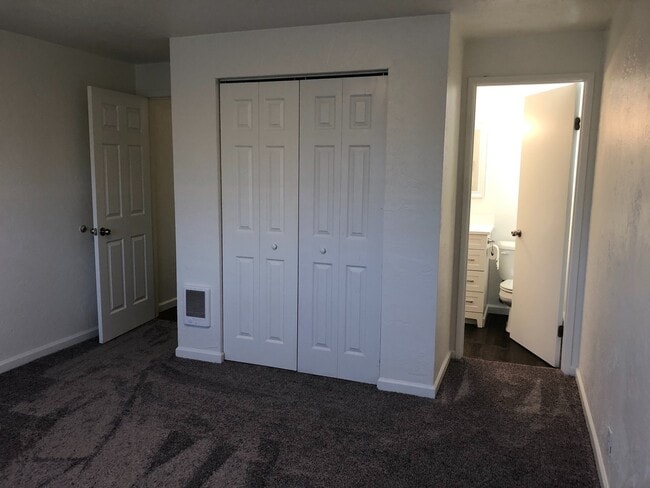 Building Photo - Updated 3 bedroom 1.5 bath duplex!