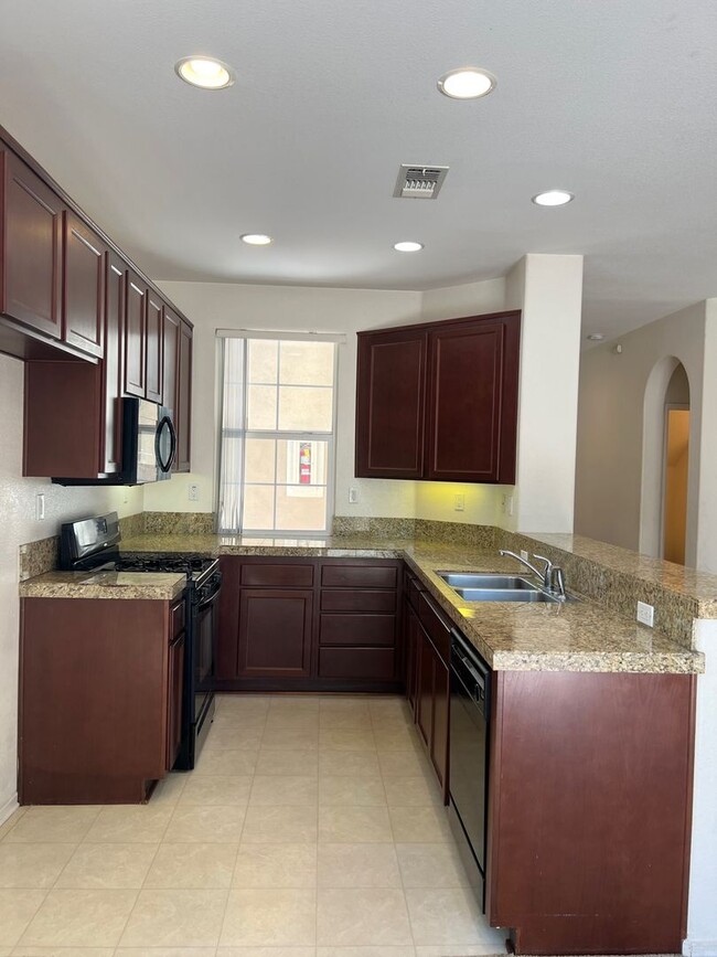 Building Photo - Wonderful Eastlake Townhome, 3 bedroom, 2....