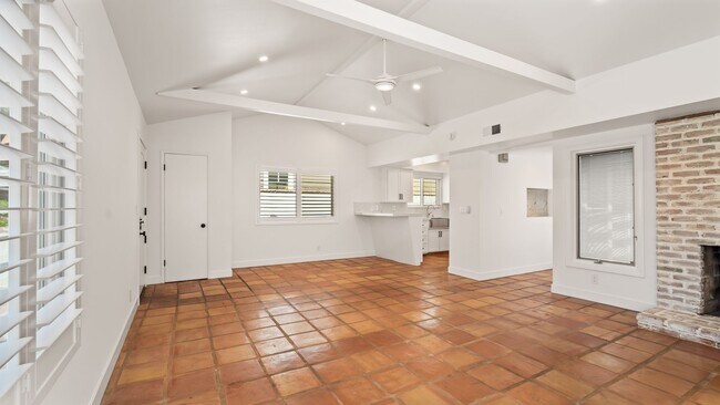 Building Photo - Larkspur Duplex