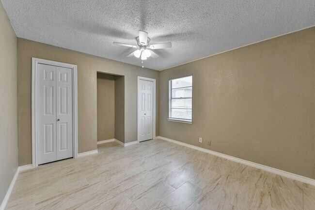 Building Photo - 1106 Brewster Ave