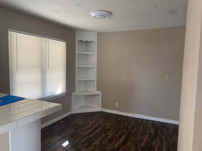 Building Photo - 1672 S Maple Ave