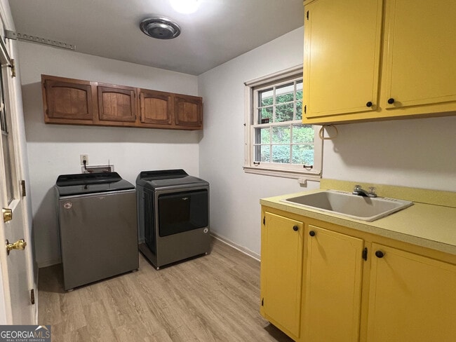 Building Photo - 215 Old Oxford Rd