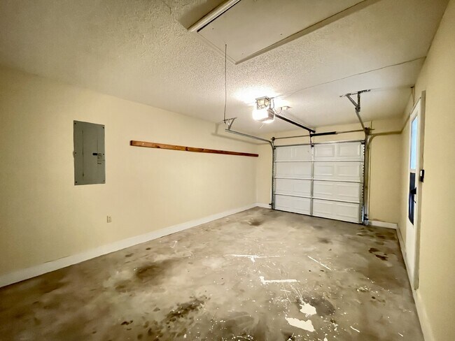 Building Photo - Home For Rent