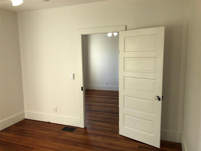 Building Photo - 2004 Rosewood Ave