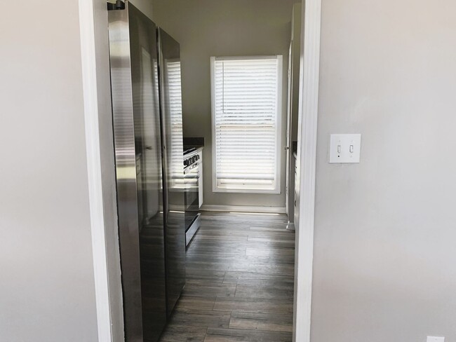 Building Photo - Beautiful 3b Room!Move in ready!